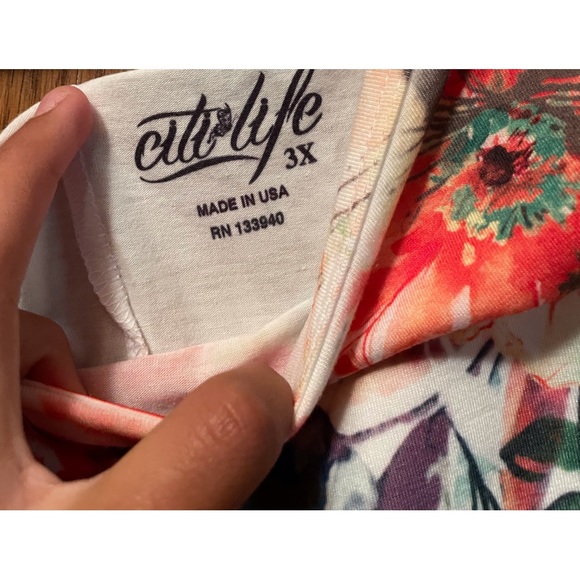 🔥🔥Citi Life 3X shark bite hem tank top. Vibrant red flowers. Beautiful. EUC. - Picture 2 of 3